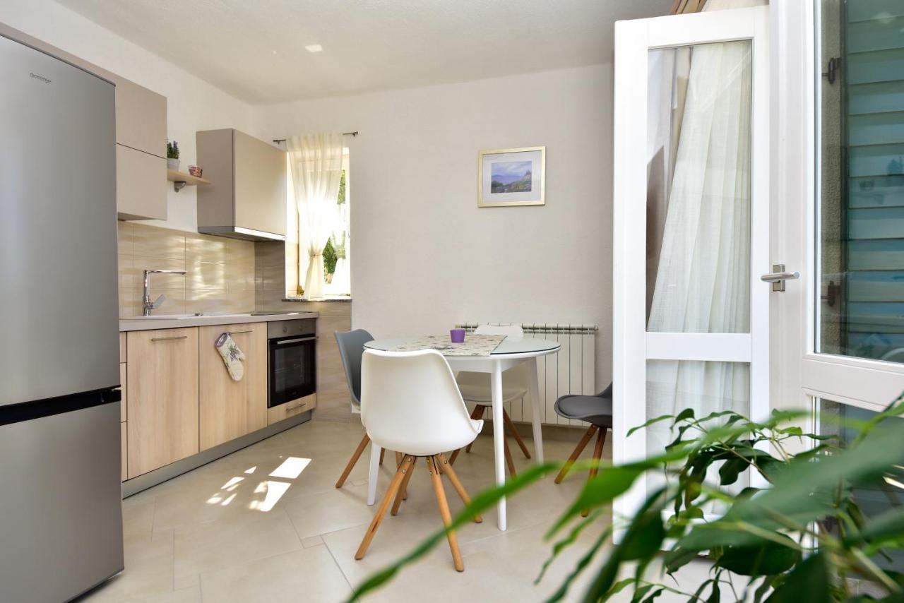 In Olive Garden Apartment Starigrad Paklenica Exterior foto