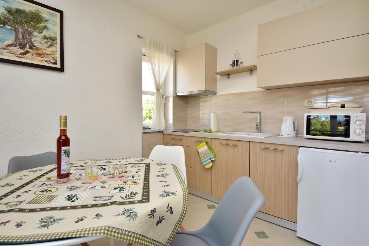 In Olive Garden Apartment Starigrad Paklenica Exterior foto