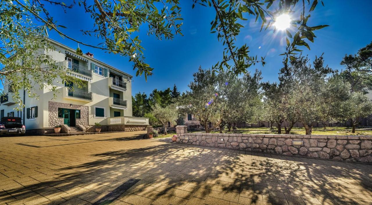 In Olive Garden Apartment Starigrad Paklenica Exterior foto