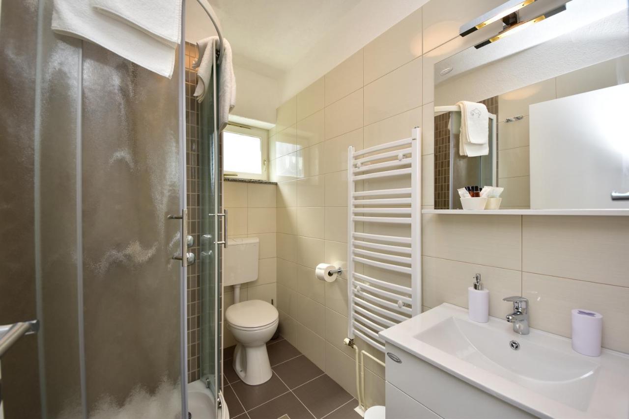 In Olive Garden Apartment Starigrad Paklenica Exterior foto