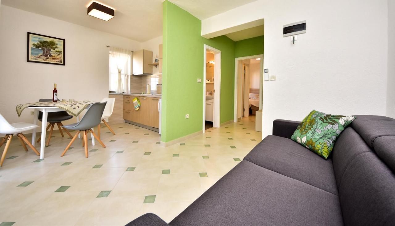 In Olive Garden Apartment Starigrad Paklenica Exterior foto