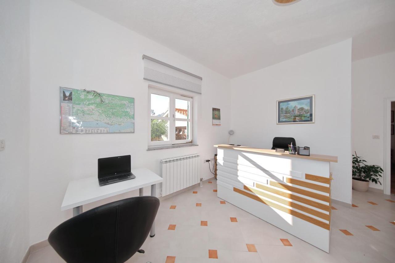 In Olive Garden Apartment Starigrad Paklenica Exterior foto
