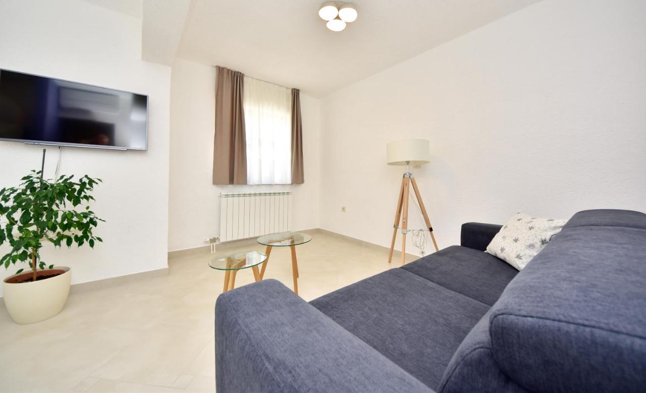 In Olive Garden Apartment Starigrad Paklenica Exterior foto
